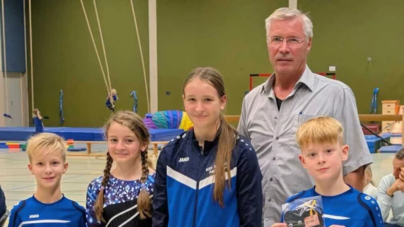 Vorsitzender Burghard Stein ehrt (vorne) Luca Pankratz, Josias Martens und Hanne Lehmeier sind Landesmeister bei den Sch&uuml;lern. Finja Lehmeier wurde bei den Juniorinnen Vizelandesmeisterin. - &copy; RSV Schwalbe Augustdorf