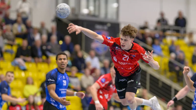 Wuchtig setzt sich Thore Rahmlow (THL) gegen die Gästeabwehr um Joel Hoppe durch und kommt zum weiteren Torerfolg. - © Egon Penner