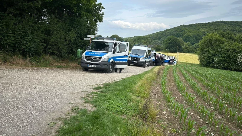 Am Freitagabend wurde in einem kleinen Waldst&uuml;ck im Bereich M&ouml;dsiek in Halle eine Leiche gefunden. Das Gebiet hatte eine Hundertschaft im Zuge der Suchma&szlig;nahmen bereits in den Blick genommen (unser Archivbild). Die Ermittlungen am Einsatzort lassen zurzeit nur den Schluss zu, dass es sich um die vermisste Seniorin (88) handelt. - &copy; Tobias Barrelmeyer