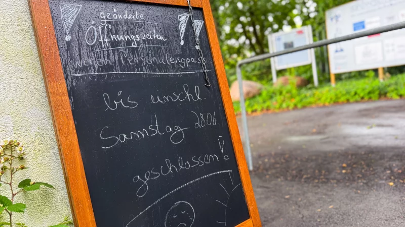 Das Freibad in Hiddesen kann erst am Sonntag wieder öffnen, weil zuvor kein Schwimmmeister da ist, der sich um die Badeaufsicht kümmern kann. - © Raphael Bartling