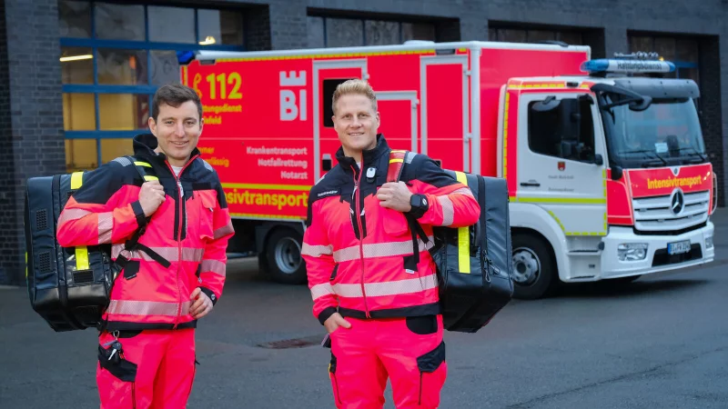Das Intensivtransportwagen-Team des Tages: Sebastian Herms (v.l.) und Patrick Moj sind bereit f&uuml;r anspruchsvolle Transporte. - &copy; Andreas Zobe