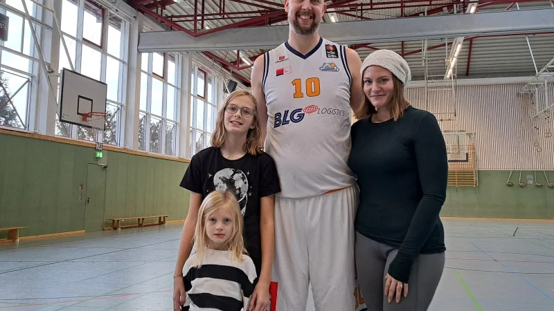 Auswanderer Nick Schneiders mit seinen T&ouml;chtern Mila (hinten) und Lilly sowie seiner Frau Angela, die er am College in den USA kennengelernt hat. - &copy; Matthias Reiprich