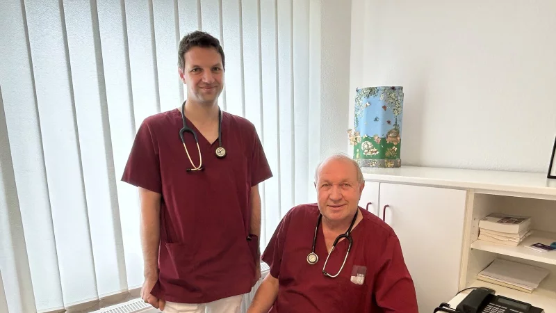 Noch schlicht eingerichtet, freuen sich Dominic Raphael Rohde (l.) und sein Vater Hans Arno Rohde schon jetzt auf den neuen Anstrich, der der Hausarztpraxis im n&auml;chsten Jahr ein modernes Gesicht verleihen soll. - &copy; Anna Lena Hinder