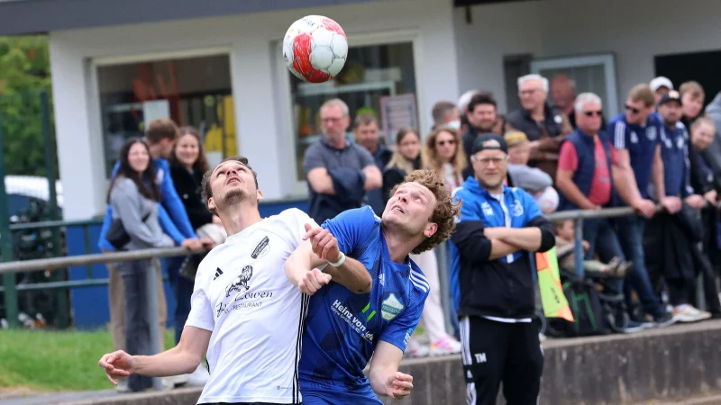 Moritz Simon von der TSG Holzhausen-Sylbach im Duell mit Kircheides Leon Delker. - © Paul Cohen