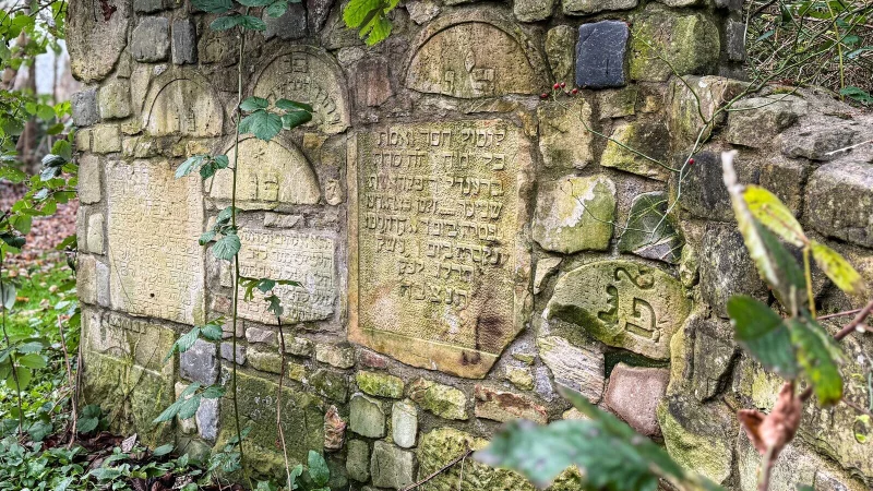 Die Gedenkmauer auf dem j&uuml;dischen Friedhof. - &copy; Stadt Lage