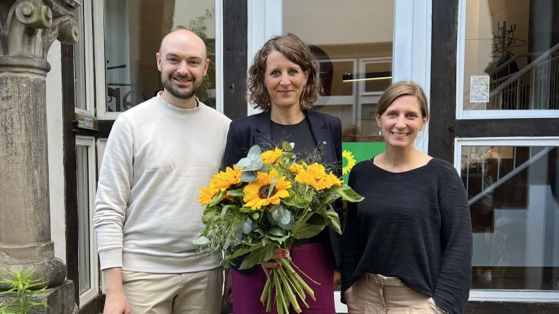 Die Kreissprecher Wiebke Kopsieker und Nik Riesmeier zeigten sich hoch erfreut über die Kandidatur von Dr. Inga Loke (Mitte). - © Bündnis 90/Die Grünen