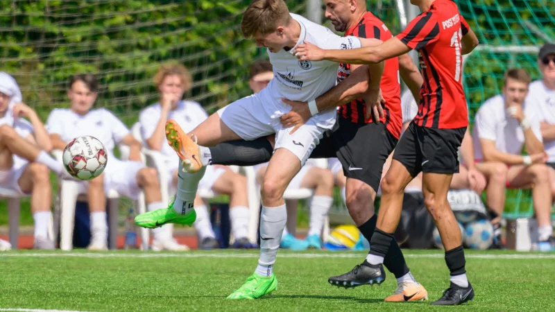 Vor einem Jahr am Werresportplatz: Die Postler Zalem Özmen (Mitte) und Robin Jöstingmeier (rechts) nehmen Lukas Hartmann vom Delbrücker SC in die Mangel. Nach Elfmeterschießen setzten sich die Detmolder durch. - © Egon Penner