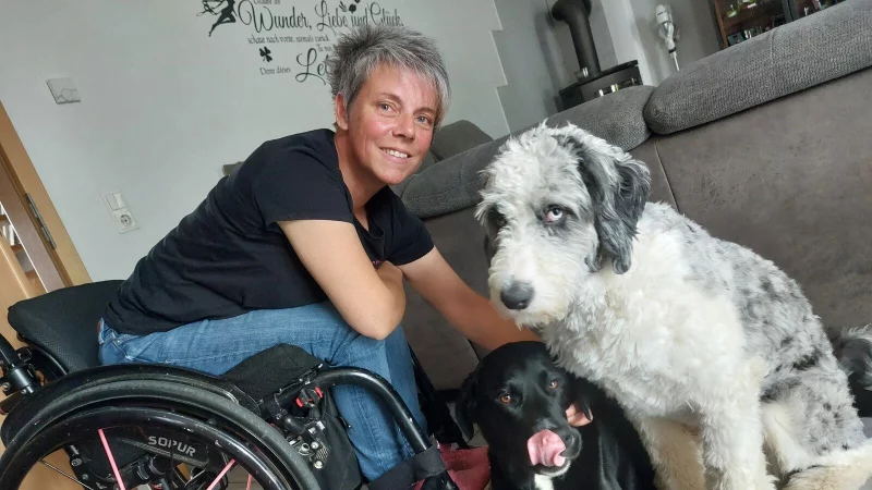 Die Borgentreicherin Claudia Tauchert und ihre Hunde: Therapiebegleithund Nana mit dem schwarzen Fell und Milo, in dem ein Australian Shepherd und ein K&ouml;nigspudel stecken. Er soll jetzt in die Ausbildung. Im Haus lebt auch noch der Floh, sagt Tauchert. Ein 13-j&auml;hriger Shih Tzu in Rente und der frechste von allen. Foto: Dieter Scholz - &copy; Dieter Scholz