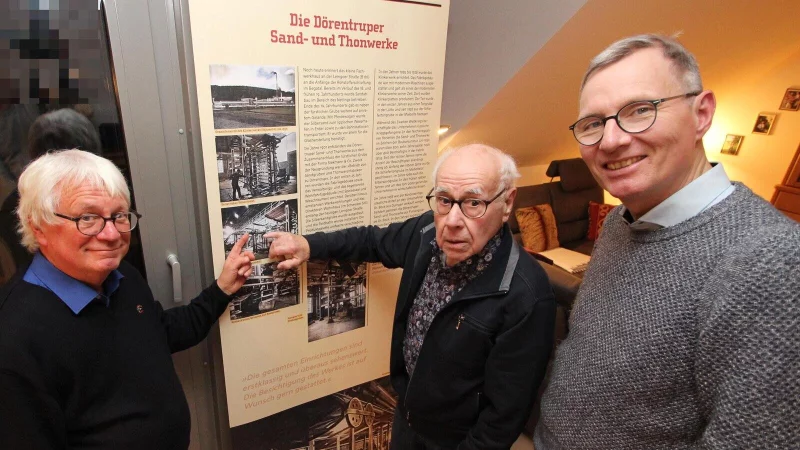 Horst Heuer (Mitte) arbeitete &uuml;ber Jahrzehnte im Klinkerwerk der D&ouml;rentruper Sand- und Thonwerke. Mit im Bild: J&uuml;rgen Scheffler (links) und Jochen Brunsiek von der Kulturwerkstatt Nordlippe. Mit Heuers Unterst&uuml;tzung entstand die Ausstellung der Kulturwerkstatt, von der im Hintergrund ein Teil zu sehen ist. - &copy; Jens Rademacher