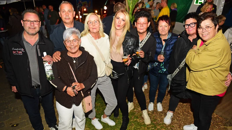 In Partystimmung: Maik (von links), Merry, Christoph, Danny, Sabrina, Sandra, B&auml;rbel, Corinna und Birgit aus Blomberg. - &copy; Nicole Ellerbrake