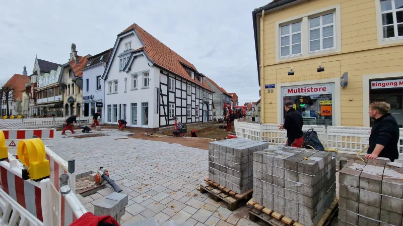 Das Pflaster ist schon verlegt: Die Bauarbeiten an der Kreuzung Breite Stra&szlig;e neigen sich dem Ende zu. - &copy; Nadine Uphoff