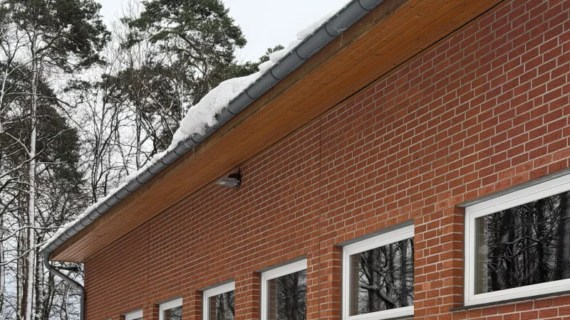 Aufgrund der Gefahr von Dachlawinen ist der Weg zwischen Sporthalle und W&auml;ldchen zurzeit gesperrt. - &copy; Gemeinde Schlangen