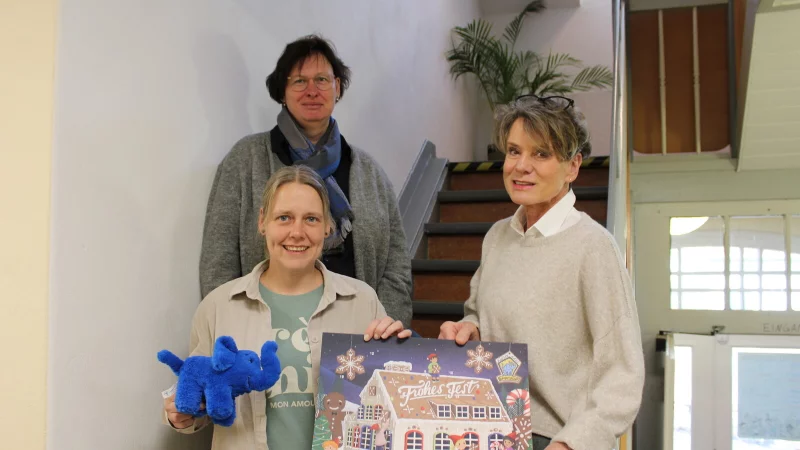 Anna Lena Beermann (von links), Monika Frodermann und Kerstin Westerfeld hoffen, dass der Adventskalender ähnlich gut wie im vergangenen Jahr verkauft wird. - © Lorraine Brinkmann
