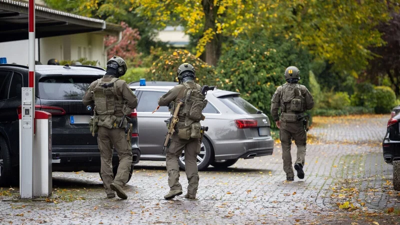 Wegen eines Messerangriffs auf eine Schülerin war die Polizei am Paderborner Westfalen-Kolleg im Großeinsatz. - © Niklas Tüns