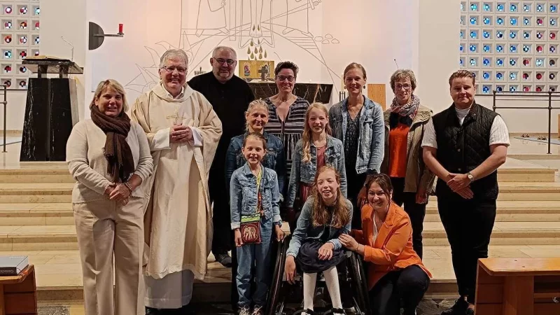 Ein emotionaler Moment. Im Gottesdienst der Kirchengemeinde St. Peter und Paul wurden die gesammelten Spenden übergeben. - © Kirchengemeinde St. Peter und Paul