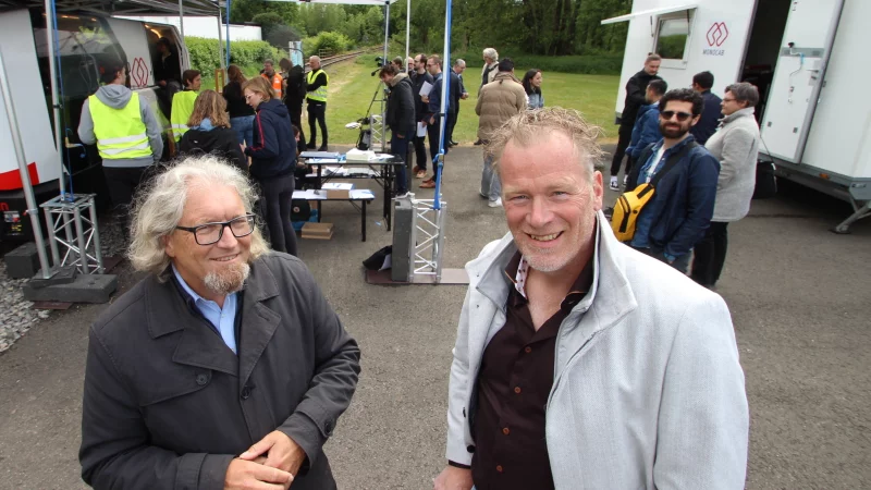 In Bösingfeld erleben Professor Dr. Ralf Klapdor von der Hochschule Rhein-Waal (links) und Mobilitätsplaner Ruben Loendersloot aus Nimwegen die Monocabs im Einsatz (im Hintergrund). Sie und andere Besucher aus der Grenzregion Kleve/Nimwegen informieren sich in Extertal über das Projekt und bringen zugleich ein Forschungsprojekt zur Akzeptanz der Fahrzeuge voran. - © Jens Rademacher