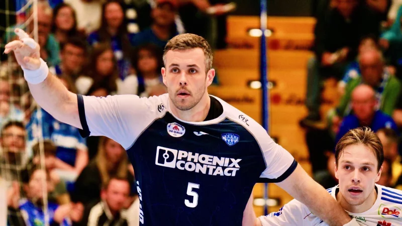 Neben einem 2,05m-H&uuml;nen wie Jan Brosch wirkt Hamburgs Mittelmann Leif Tissier fast wie ein Zwerg. - &copy; J&ouml;rg Hagemann