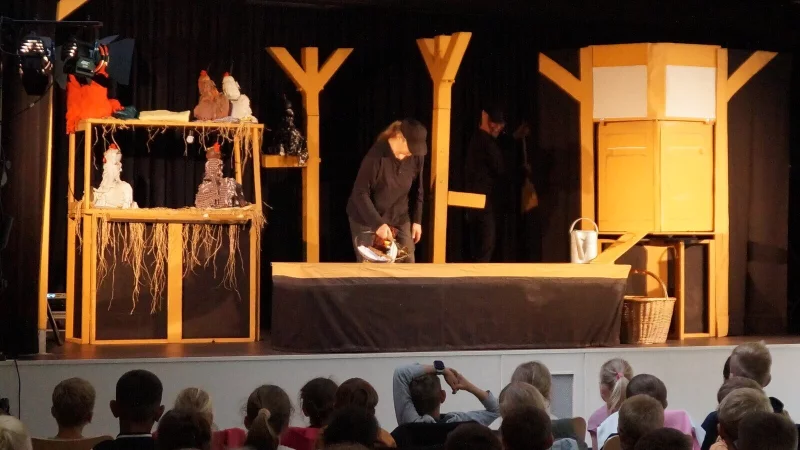Das Figurentheater Hille-Puppille begisterte Grundsch&uuml;ler in Barntrup. - &copy; Komm e.V.