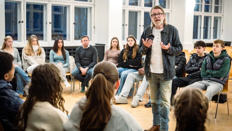 Redakteur Carsten Heil diskutiert mit 34 Schülern des Bielefelder Helmholtz-Gymnasiums über Krieg und Frieden, Gesellschaftsdienst, Wehrdienst und Abschreckung. - © Barbara Franke