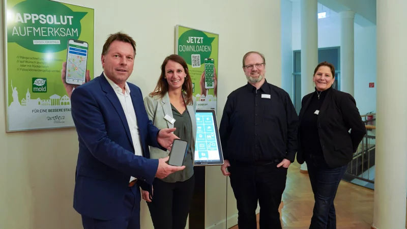 B&uuml;rgermeister Frank Hilker (links) er&ouml;ffnete die Ausstellung Appsolut smart: die Stadt-App Appmold. Franziska Leifeld, Dennis Sch&auml;ffer und Tanja Watermann aus dem Team Smart City (von links) berichteten &uuml;ber die neuesten Module der Stadtapp. - &copy; Stadt Detmold