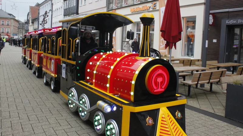 Der Weihnachtsmarkt-Express sorgt in der Innenstadt für Staunen. - © Juliana Szabo