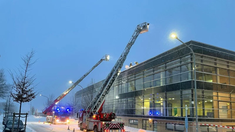 Anfang 2021 mussten die Einsatzkr&auml;fte die Schneemassen vom Dach der Phoenix-Contact-Arena schaffen. Das m&uuml;sste dringend saniert, wie auch andere Elemente der Halle. - &copy; Archivfoto: Feuerwehr Lemgo