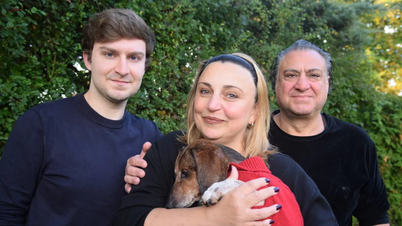 Heik Markosyan (l.), Mutter Irina Kalashyan und Vater Vahe Markosyan mit Dackel C&eacute;sar im heimischen Garten in Spenge. - &copy; Mareike Patock