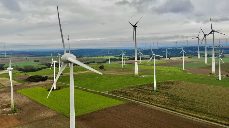 OWL ist Vorreiter beim Ausbau erneuerbarer Energien, besonders die Kreise Paderborn und H&ouml;xter. Dieser ungleich verteilte Ausbau wird aber zunehmend problematisch. - &copy; Jens Reddeker