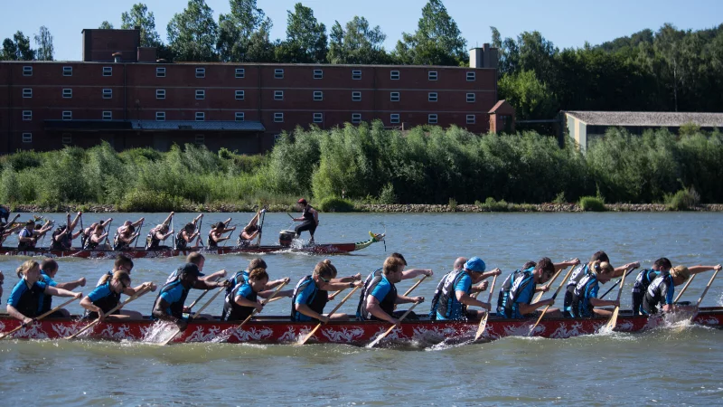 Auch in diesem Jahr k&auml;mpfen die Teams in den Drachenbooten um den Sieg auf dem Schiedersee. - &copy; Archivfoto: Raphael Bartling
