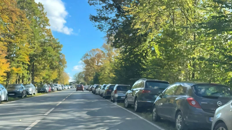W&auml;hrend des Bauernmarktes hat das st&auml;dtische Ordnungsamt an Parker entlang der Bundesstra&szlig;e Strafzettel verteilt. - &copy; Klaus Deger