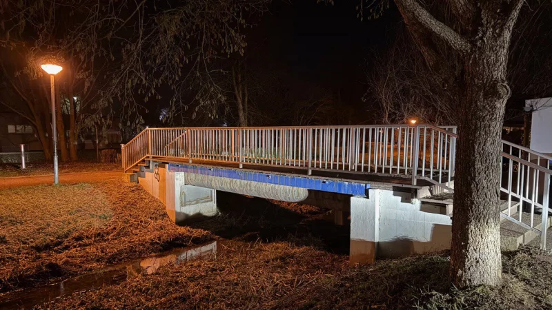 Unter der Br&uuml;cke verlaufen Leitungsrohre: Die Ummantelung einer Kondensatleitung des Fernw&auml;rmenetzes wurde bei der Explosion oberfl&auml;chlich besch&auml;digt. - &copy; Ulrich Behmann