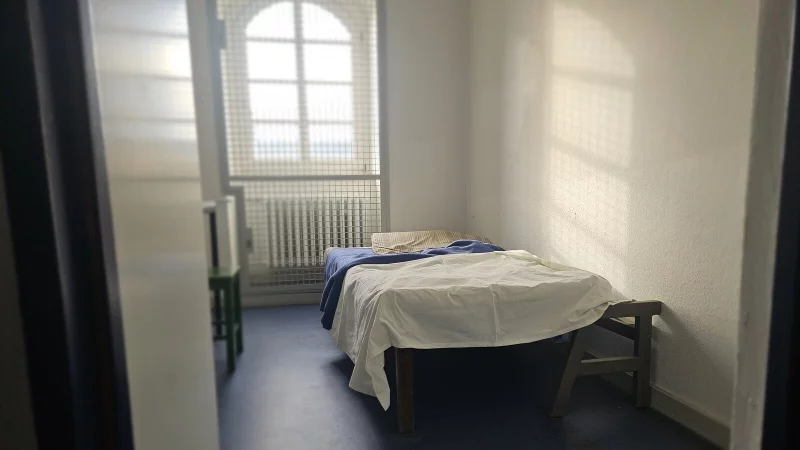 Die Arrestzellen im Justizzentrum in Detmold sind sp&auml;rlich eingerichtet, aber erf&uuml;llen ihren Zweck. - &copy; Janet K&ouml;nig