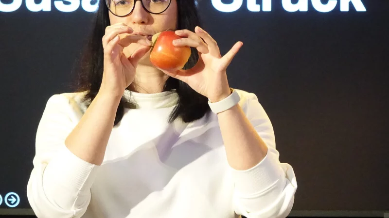 Wer hier den Apfel in den Mittelpunkt stellt, ist klar: Susanne Struck. - &copy; Axel B&uuml;rger