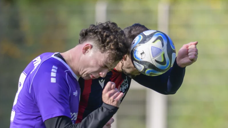 Kopfsache: Der Pivitsheider Tobias Johannesmeyer (links) und Philipp Karl (verdeckt) von der SpvG Hagen-Hardissen gehen resolut in den Zweikampf. - © Egon Penner