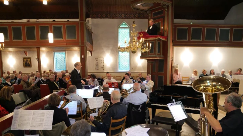 Gesang- und Posaunenfest zu Christi Himmelfahrt: Die evangelisch-lutherische Kirchengemeinde Bergkirchen feiert ihr 175-jähriges Bestehen mit einem musikalischen Fest unter Leitung von Kantor Rainer Begemann. - © Thomas Krügler