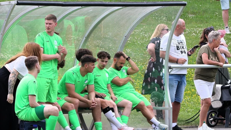 Bange Blicke auf der Bank des TuS Ahmsen mit Trainer Sebastian Klaßes (rechts). - © Oliver König
