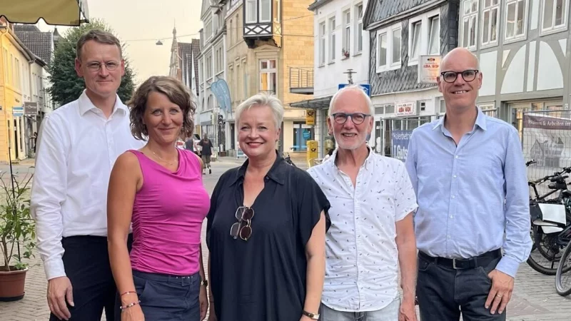 Am Rande der Podiumsdiskussion zu Lemgos Ärzteversorgung: (von links) Ansgar von der Osten, Dr. Inga Loke, Constanze Liebe, Dr. Michael Dietenmaier, Dr. Burkhard Pohl. - © Die Grünen Lemgo
