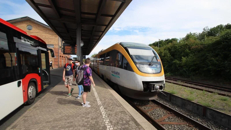 Der Kreis soll nach dem Willen von Kurt Kalkreuter (SPD) seinen Einfluss auf den Schienennahverkehr - hier am Lemgoer Bahnhof - behalten. - &copy; Jens Rademacher (Archivfoto)