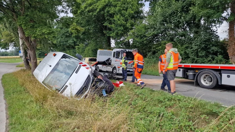 Der Stadtwerke-Bulli wollte ausweichen und landete im Graben. Im Hintergrund ist der Bulli zu sehen, der von dem BMW auf den Porsche geschoben wurde. - &copy; Nadine Uphoff