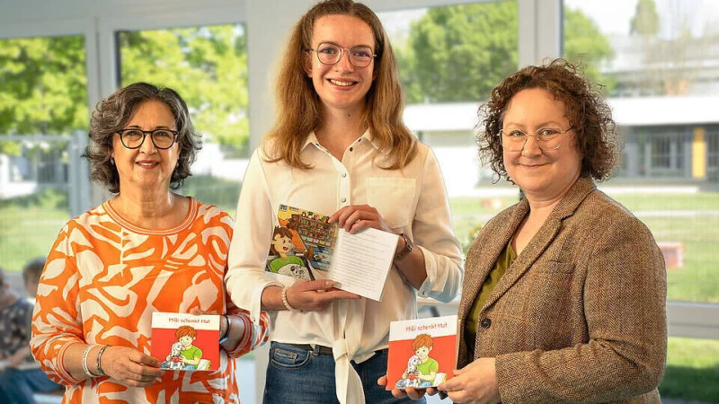 Nilg&uuml;n &Ouml;zel, Vizepr&auml;sidentin DRK-Landesverband Westfalen-Lippe (von links), hat das Tr&ouml;stepferdchen kreiert, Illustratorin Vera Gerstenberger und Autorin Dr. Mareike Menne haben das Kinderbuch unentgeltlich umgesetzt. - &copy; Jonas Westermeyer/LVWL