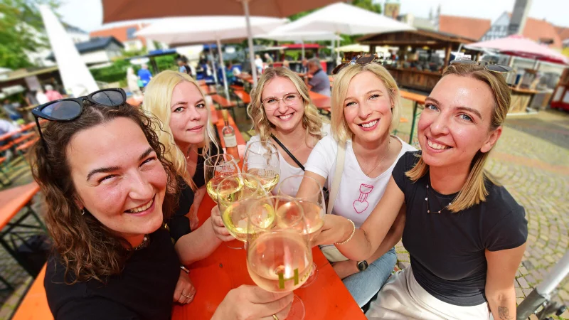 Gute Laune beim Weinfest (von links): Carlotta Remberg, Kathrin Marschal, Sina Sachnie&szlig;, Julia Suttmann und Antonia Pre&szlig; - &copy; Nicole Ellerbrake