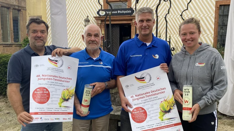 Andreas Suermann (Zweiter von rechts) und Dieter Schraer (daneben) aus der Turnierleitung sowie WTV-Trainerin Karolina Wowall und Turniersprecher Thorsten Liebich freuen sich auf die Spiele in Lippe. - &copy; Sebastian Lucas