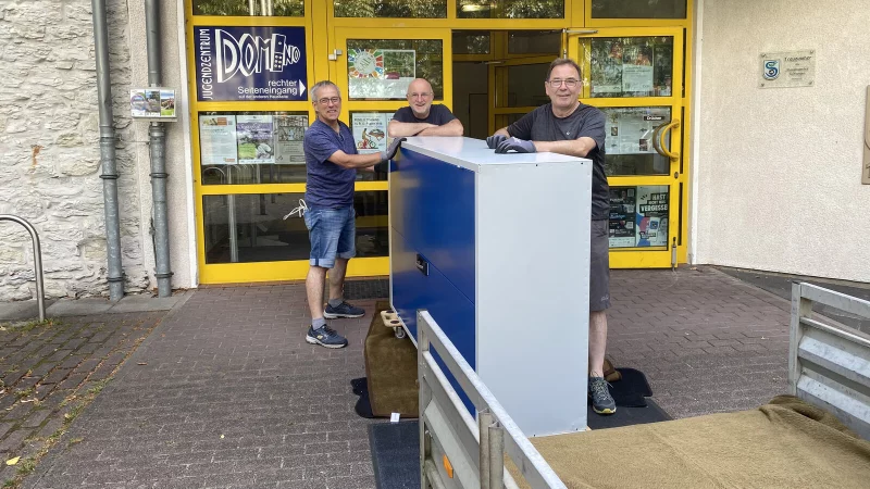 Rainer Hahn, Ansgar Hoffmann und Bernd Krake (von links) im Einsatz f&uuml;r das Reparatur-Caf&eacute; Schlangen. Neue Werkzeuge und ein Schrank als Lagerm&ouml;glichkeit vereinfachen die ehrenamtliche Arbeit; gef&ouml;rdert wurde durch Leader mit Mitteln der EU, des Bundes und Landes NRW. - &copy; Ansgar Hoffmann