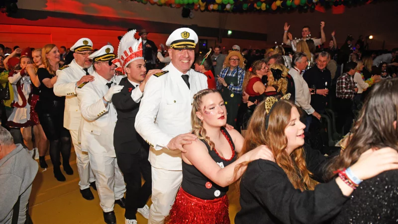 In der Sporthalle des Schulzentrums boten die Narren dank der fantasie- und stilvollen Kost&uuml;mierungen einen gro&szlig;artigen Anblick. - &copy; Nicole Ellerbrake