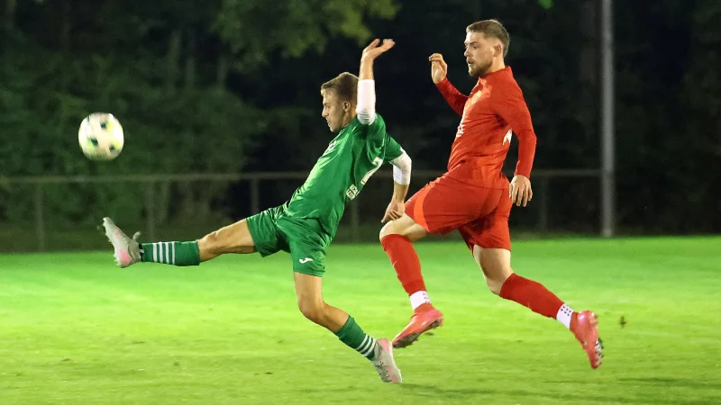 Andreas Fot von der SG Belle-Cappel-Leopoldstal streckt sich, um gegen den Detmolder Julian Jobstmeier an den ball zu kommen. Foto: Paul Cohen - &copy; Paul Cohen