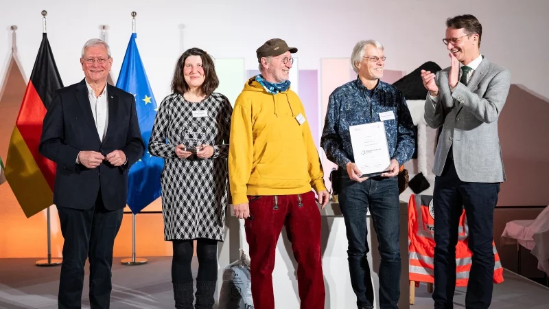 (v.l.n.R.: Eckard Uhlenberg, Pr&auml;sident der NRW-Stiftung, Elke Landgraf und Joachim Wenzel, Vorstand AckerBildung, Carsten Sperling, Projektleiter AckerBildung, Hendrik W&uuml;st, Ministerpr&auml;sident des Landes NRW, Marija Bakker, Moderation) - &copy; land.nrw / Mark Hermenau