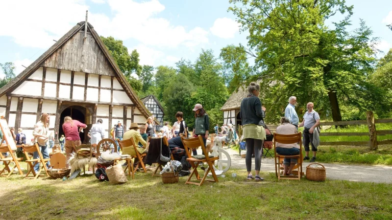 Im LWL-Freilichtmuseum in Detmold wird regelmäßig altes Handwerk gezeigt, wie hier das Spinnen. - © LWL/Guido Klein