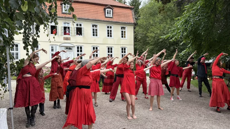 Der „Wuthering-Heights-Flashmob“: Die Choreografie stammt aus dem Roman „Sturmhöhen“ von Kate Busch. - © Jan Schillmann