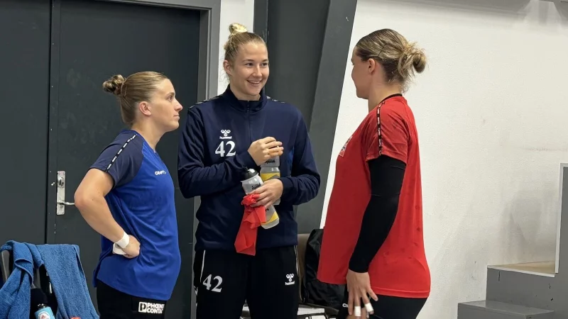 Blombergs Spielerinnen Alexia Hauf (links) und Maxi M&uuml;hlner (rechts) tauschen sich vor dem Anpfiff mit der deutschen Nationaltorh&uuml;terin in Reihen des Teams Esbjerg, Katharina Filter, aus. - &copy; Mia-Sophie Reckendorf/HSG Blomberg-Lippe