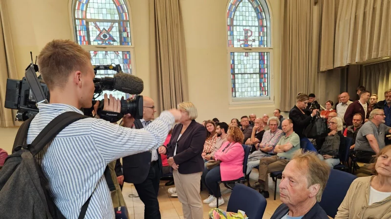 Das öffentliche Interesse am Wahlausschuss war groß, aber über das, was der Verfassungsschutz über Uwe Detert (AfD) zusammengetragen hatte, erfuhren die Zuhörer nichts. Das möchte die SPD ändern. Sie fordert NRW-Innenminister Herbert Reul dazu auf, die Mitteilung öffentlich zugänglich zu machen, damit sich die Bürgerinnen und Bürger selbst ein Bild machen können. - © Astrid Sewing